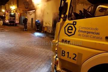 Un voraz incendio acaba con una antigua vivienda de Los Llanos de Telde (Foto TA)