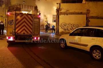 Un voraz incendio acaba con una antigua vivienda de Los Llanos de Telde (Foto TA)