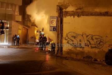 Un voraz incendio acaba con una antigua vivienda de Los Llanos de Telde (Foto TA)