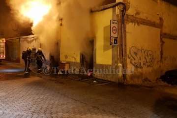 Un voraz incendio acaba con una antigua vivienda de Los Llanos de Telde (Foto TA)