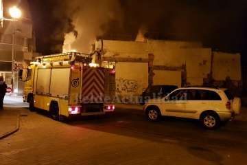 Un voraz incendio acaba con una antigua vivienda de Los Llanos de Telde (Foto TA)