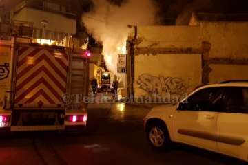 Un voraz incendio acaba con una antigua vivienda de Los Llanos de Telde (Foto TA)
