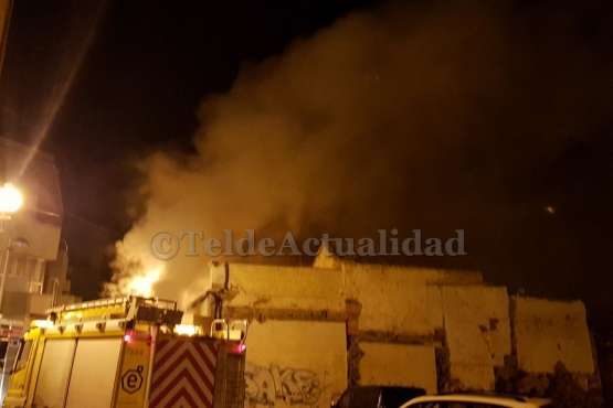 Un voraz incendio acaba con una antigua vivienda de Los Llanos de Telde (Foto TA)