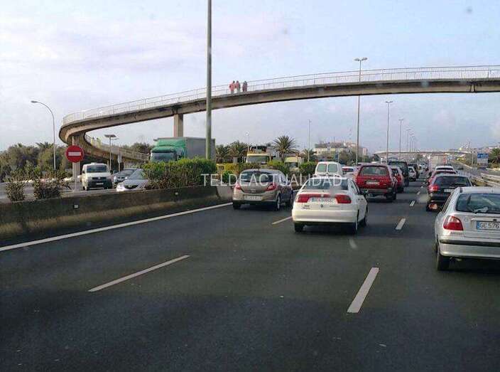 Archivo. Retenciones en la GC-1 por un accidente (Foto TA)