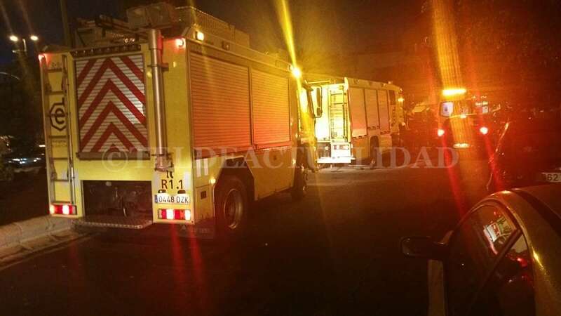 Bomberos, Servicio de Urgencias Canario y Policía Local participaron en el operativo (Foto TA)