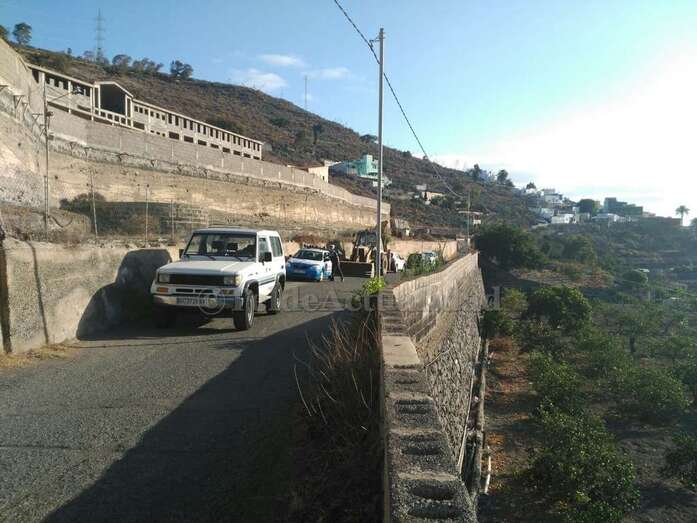 Bomberos, policías locales y operarios en el lugar del desplome (Foto TA)