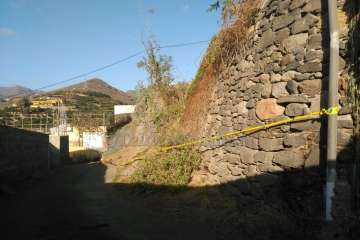 El desplome de un muro deja incomunicado a varias familias en La Higuera Canaria -Telde (Foto TA)