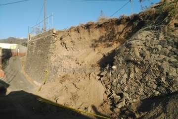 El desplome de un muro deja incomunicado a varias familias en La Higuera Canaria -Telde (Foto TA)