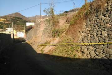 El desplome de un muro deja incomunicado a varias familias en La Higuera Canaria -Telde (Foto TA)