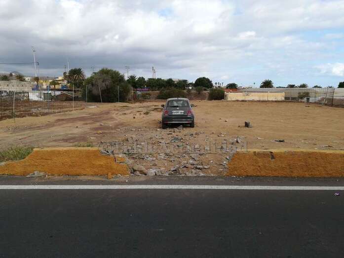 El vehículo y el muro roto (Foto TA)