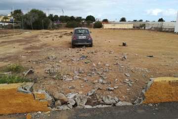 Un utilitario impacta contra un muro en Callejón del Castillo (Foto TA)