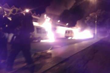 Arden ocho ambulancias del SUC que estaban estacionadas cerca de Narea (Foto TA)