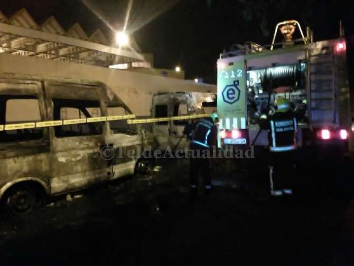 Los bomberos, anoche en el lugar del incendio (Foto TA)
