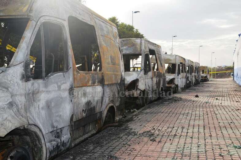 Las unidades quemadas esta mañana en Telde (Foto TA)