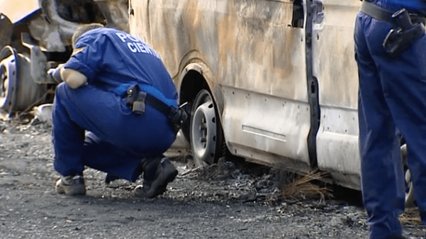 La Policía Científica del CNP, inspeccionando este lunes las inmediaciones de Narea (Foto TA)