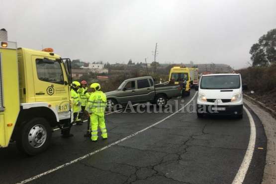 Un vehículo se sale de la vía en la carretera de Los Picos, a la altura de Llanos de Madrid (Foto TA)