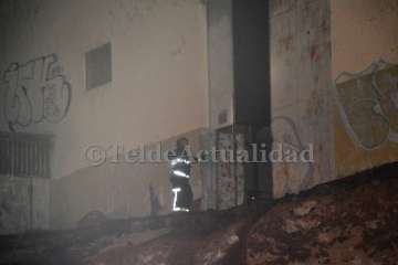 Incendio de una nave industrial en Lomo La Francia (Foto TA)