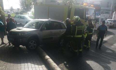 El vehículo en cuestión, sobre la acera tras sufrir el accidente (Foto TA)