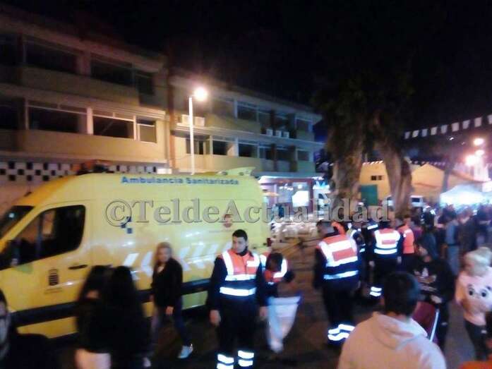 Efectivos de Protección Civil junto al cuerpo del hombre caído (Foto TA)