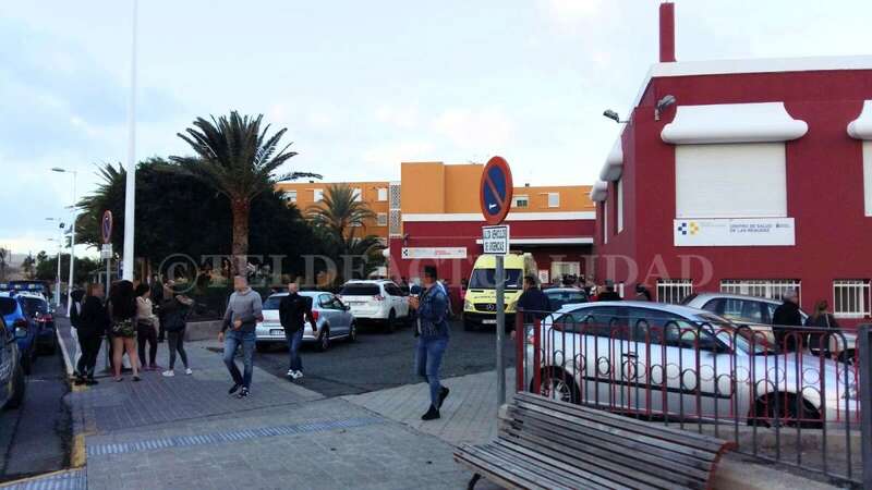 Varias patrullas policiales se desplegaron en torno al centro de salud de Las Remudas, a donde fue trasladada la víctima (Foto TA)