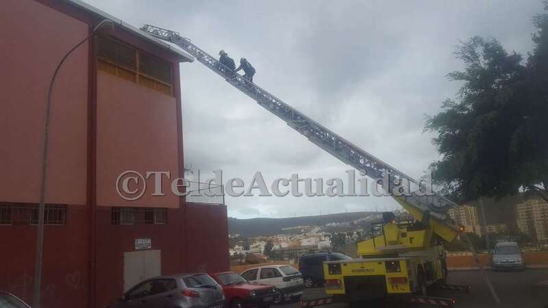 Momento de la actuación de los bomberos (Foto TA)