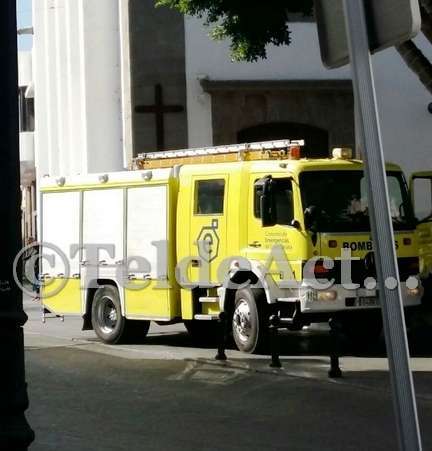 Los bomberos, este mediodía, en Los Llanos (Foto TA)