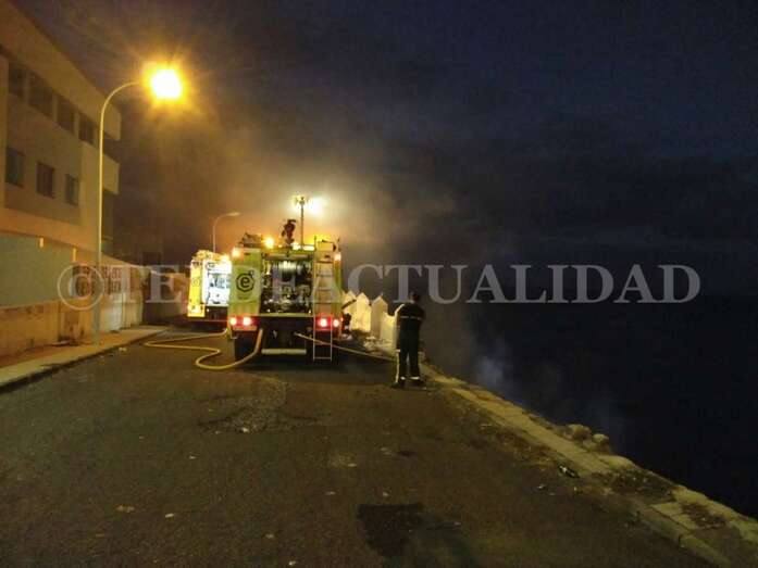 Imagen de los bomberos actuando en el lugar (Foto TA)