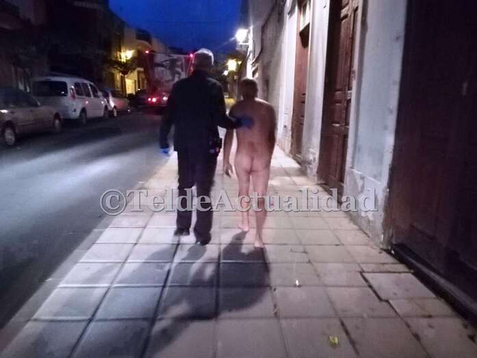 El hombre, junto al policía que lo localizó (Foto TA)