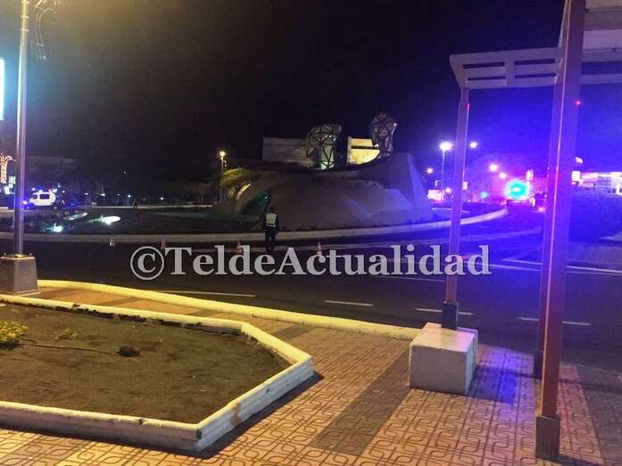 La Policía Local cerró con conos los carriles afectados por el derrame mientras los bomberos esparcían material absorbente (Foto TA)