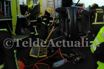 Vuelco lateral un vehículo en la GC-1 a la altura del desvío hacia La Garita (Foto TA)