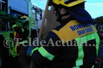 Vuelco lateral un vehículo en la GC-1 a la altura del desvío hacia La Garita (Foto TA)