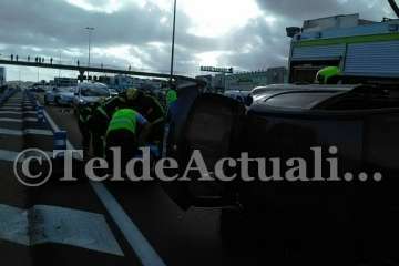 Vuelco lateral un vehículo en la GC-1 a la altura del desvío hacia La Garita (Foto TA)