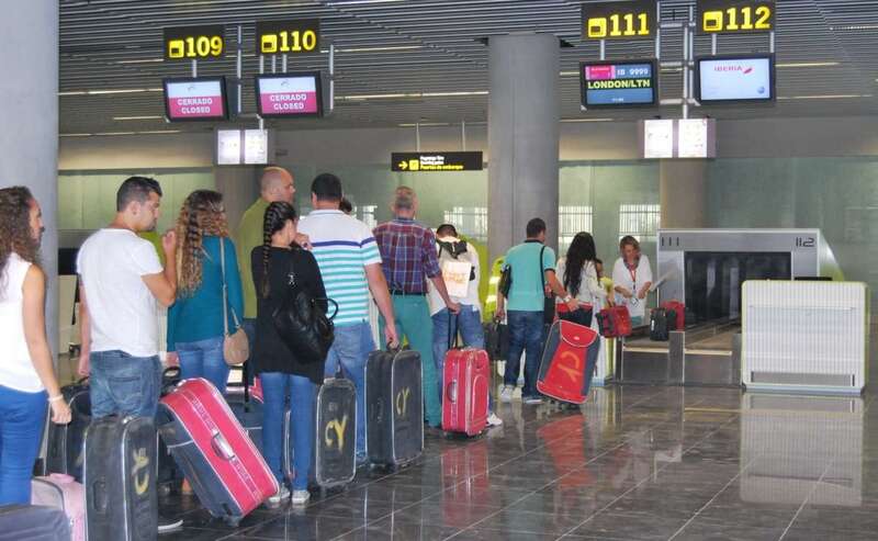 Archivo. Pasajeros en cola para tomar un avión en el Aeropuerto de Gran Canaria (Foto TA)