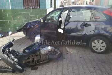 Un vehículo arrolla a un motorista en Los Llanos y le causa lesiones en una pierna (Foto TA)