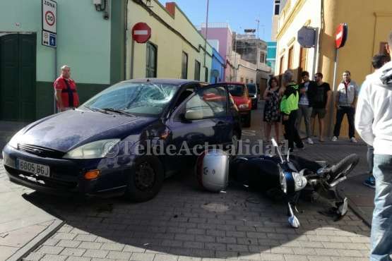 Un vehículo arrolla a un motorista en Los Llanos y le causa lesiones en una pierna (Foto TA)