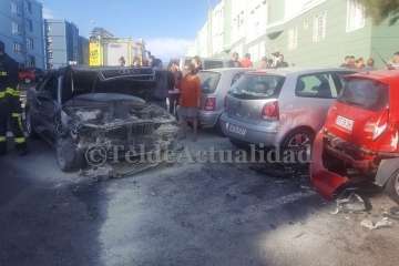 Un vehículo se empotra contra otros en una calle del Valle de Jinámar-Telde (Foto TA)