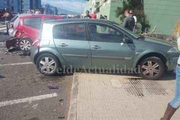 Un vehículo se empotra contra otros en una calle del Valle de Jinámar-Telde (Foto TA)