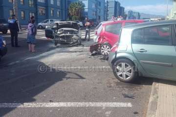 Un vehículo se empotra contra otros en una calle del Valle de Jinámar-Telde (Foto TA)