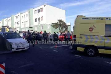 Un vehículo se empotra contra otros en una calle del Valle de Jinámar-Telde (Foto TA)