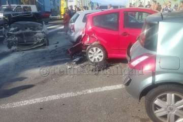 Un vehículo se empotra contra otros en una calle del Valle de Jinámar-Telde (Foto TA)