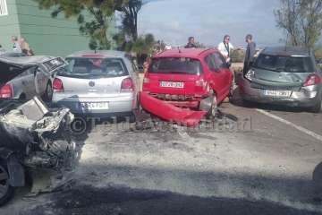 Un vehículo se empotra contra otros en una calle del Valle de Jinámar-Telde (Foto TA)