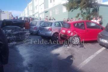 Un vehículo se empotra contra otros en una calle del Valle de Jinámar-Telde (Foto TA)