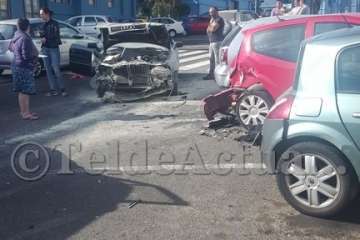 Un vehículo se empotra contra otros en una calle del Valle de Jinámar-Telde (Foto TA)