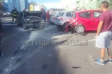 Un vehículo se empotra contra otros en una calle del Valle de Jinámar-Telde (Foto TA)