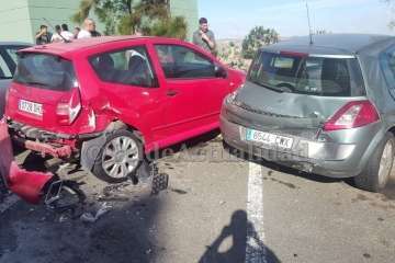 Un vehículo se empotra contra otros en una calle del Valle de Jinámar-Telde (Foto TA)
