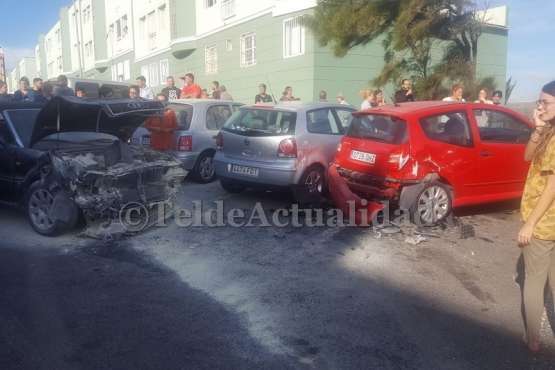 Un vehículo se empotra contra otros en una calle del Valle de Jinámar-Telde (Foto TA)