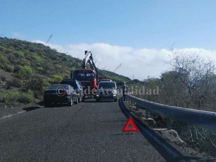 El vehículo quedó encajado en la cuneta (Foto TA)