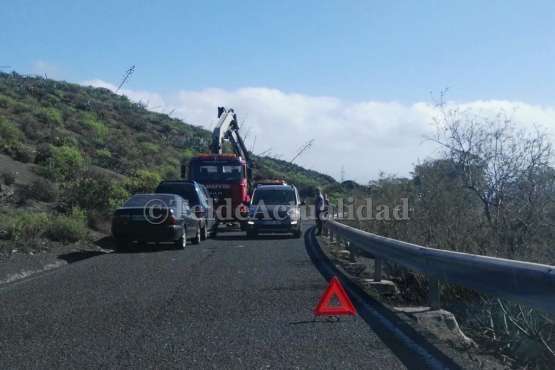 Un todoterreno se sale de la vía en la carretera de El Palmital Bajo (Foto TA)
