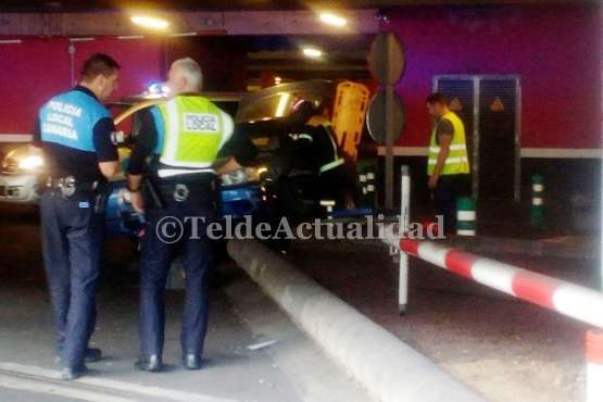 Una conductora queda atrapada en su coche tras una colisión en el aparcamiento de Las Terrazas (Foto TA)