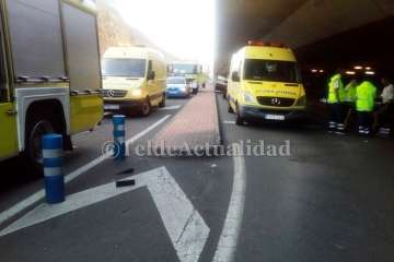 Una conductora queda atrapada en su coche tras una colisión en el aparcamiento de Las Terrazas (Foto TA)